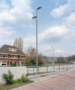 828269 Afbeelding van een dubbele straatlantaarn bij het spoorwegviaduct aan de Mr. Tripkade te Utrecht.